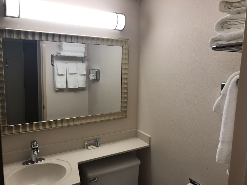غرفة بسريرين كوين، Albert Lea Inn & Suites 5/6