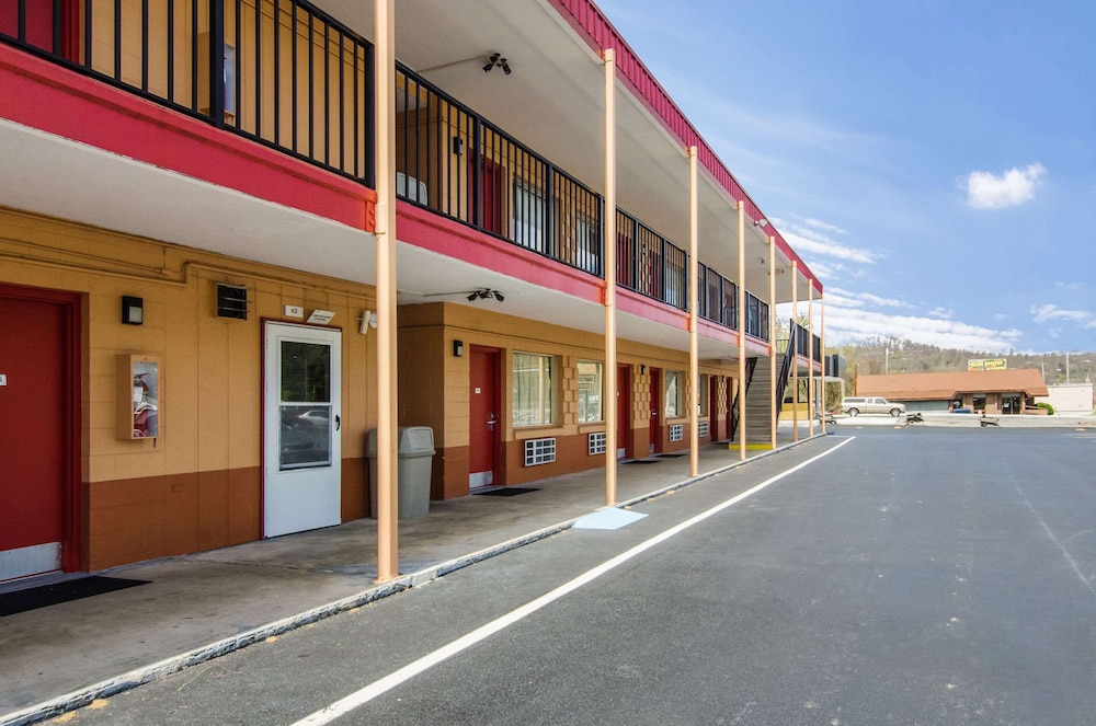 Econo Lodge Near Motor Speedway 14/15