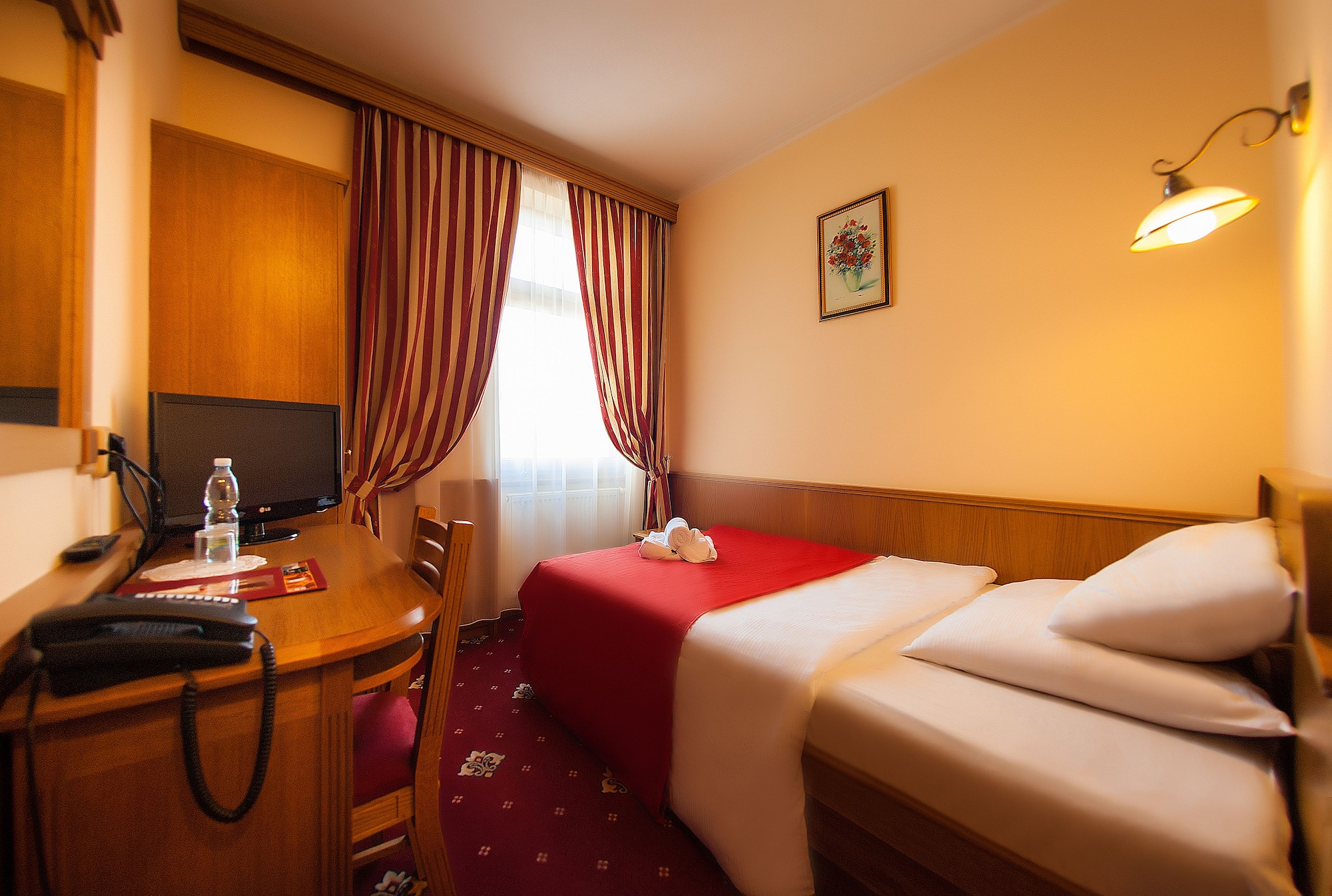 ROOM, SINGLE