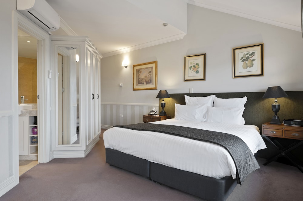 Deluxe, Queen Bed, with View