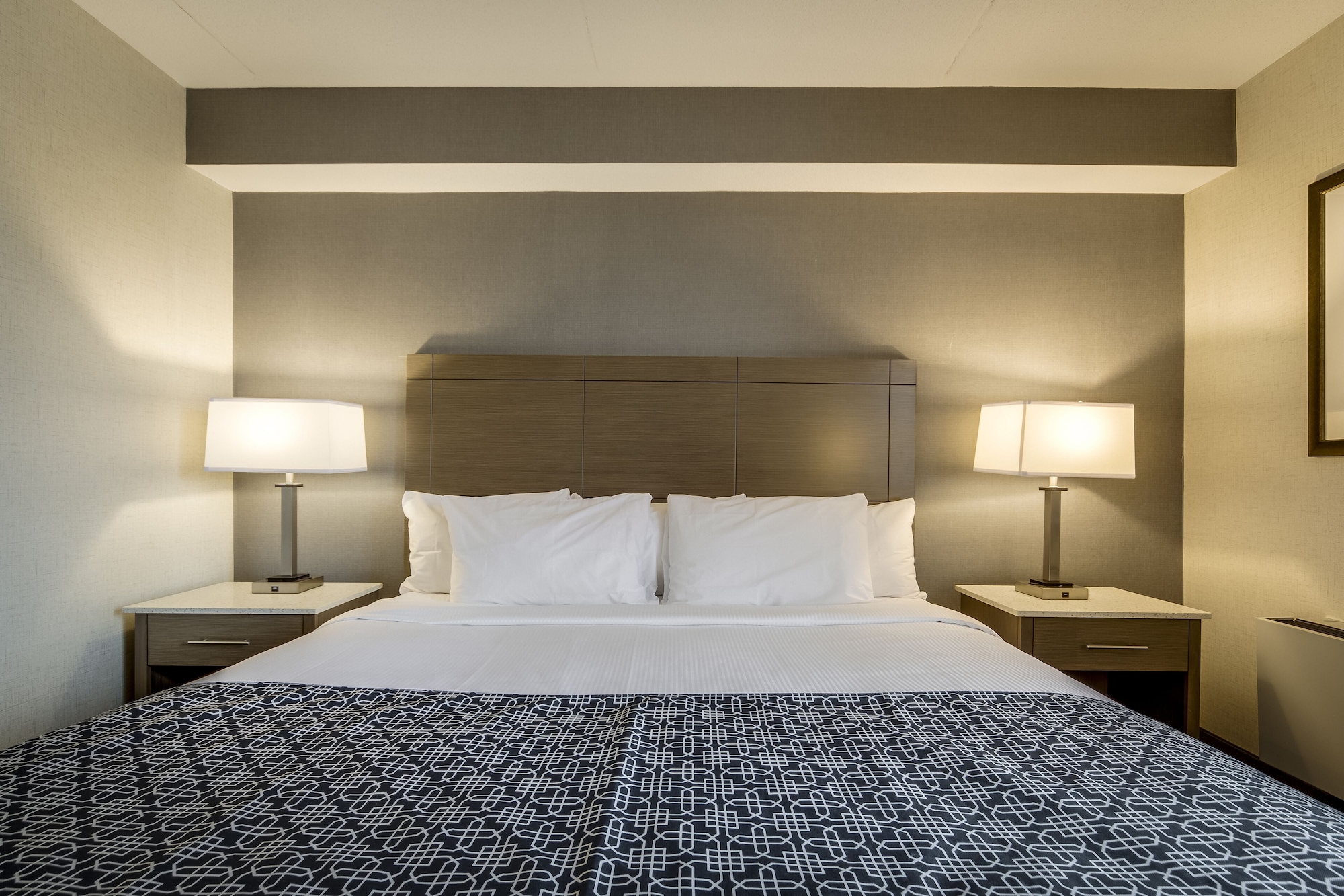 غرفة قياسية بسرير كينج، Monte Carlo Inn Airport Suites 2/3