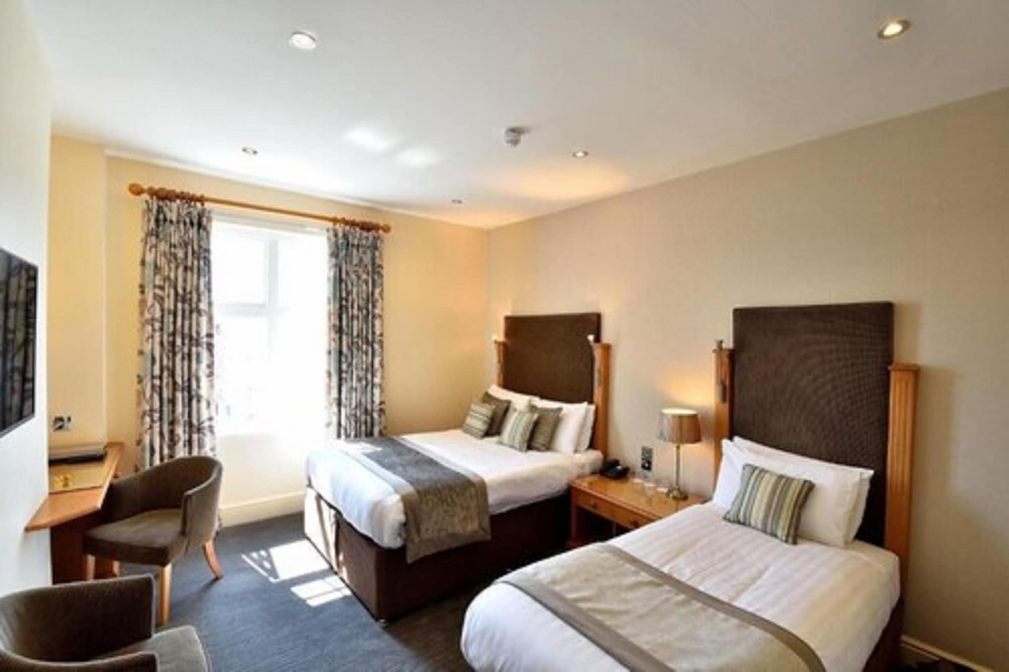 غرفة عائلية بسرير كينج مع أريكة، Queens Court Hotel 2/3