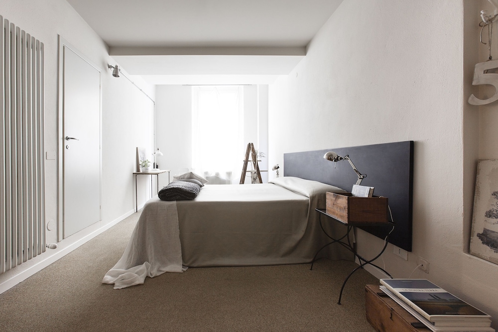 ROOM, SINGLE