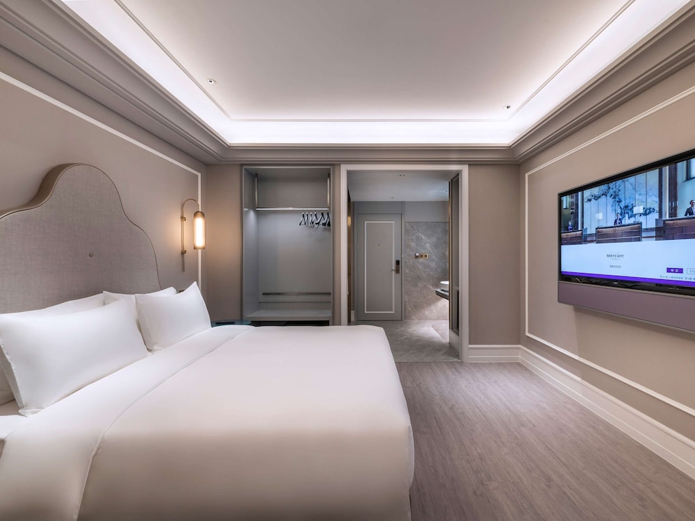 DELUXE, KING BED