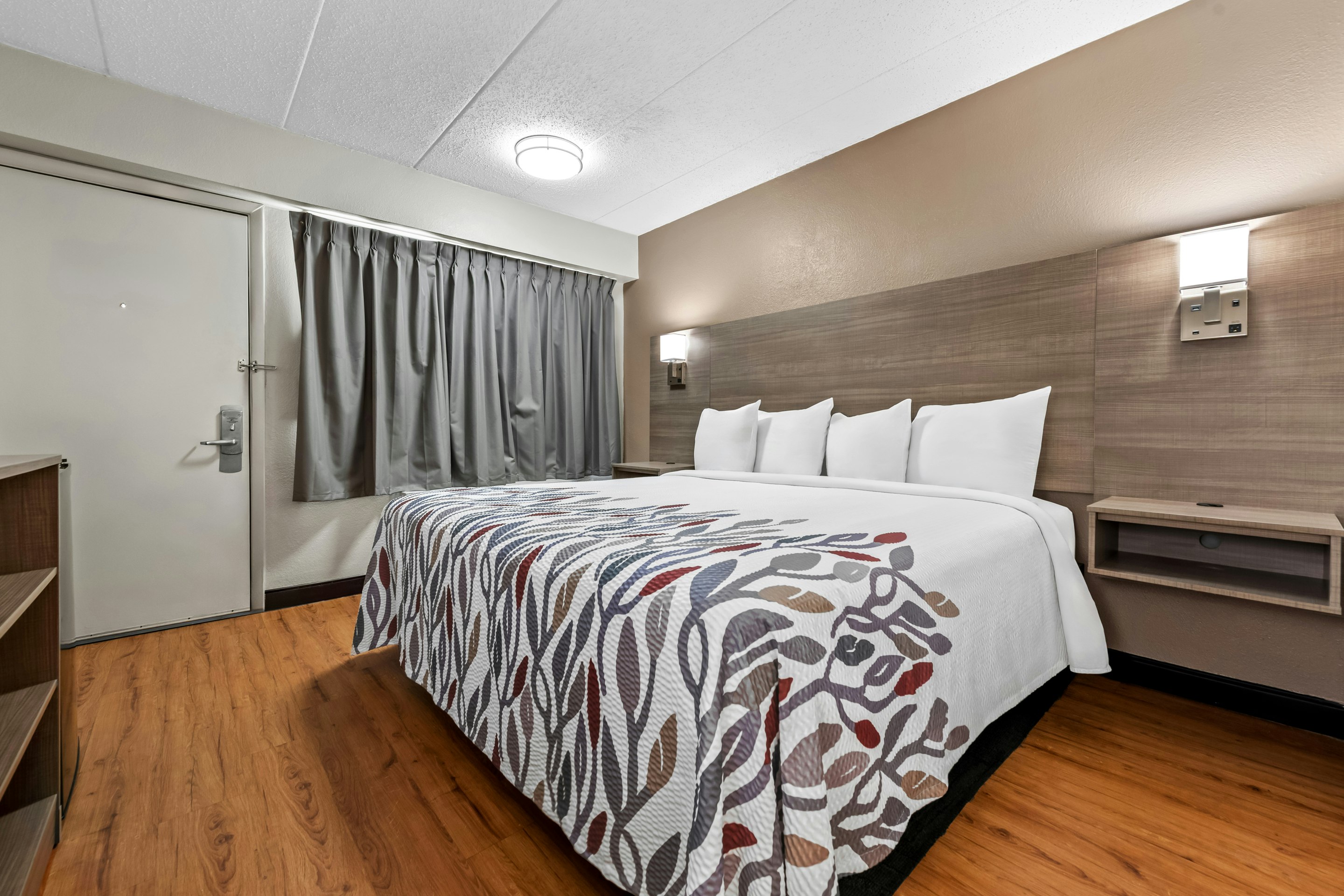 DELUXE, KING BED
