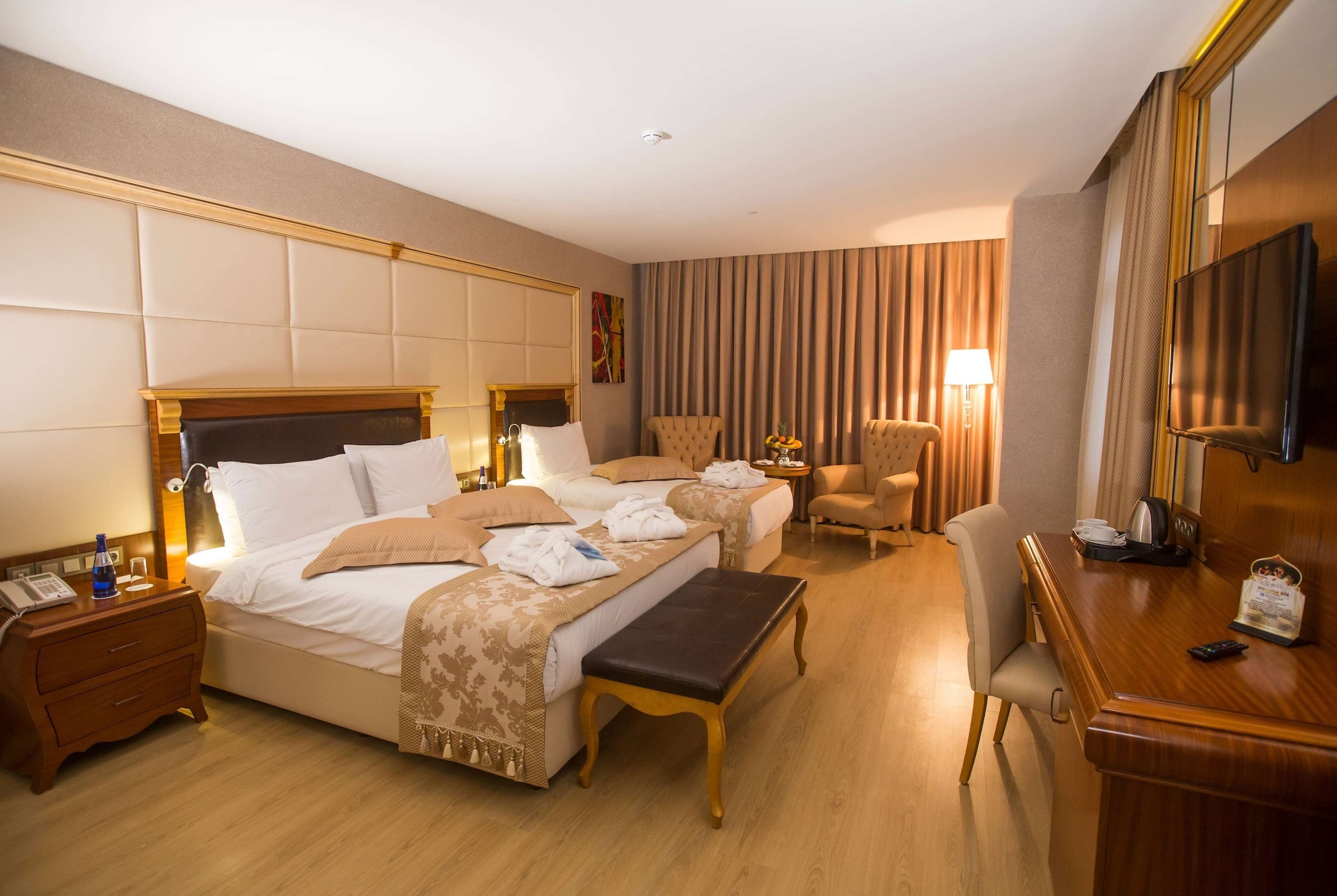 DELUXE, KING BED
