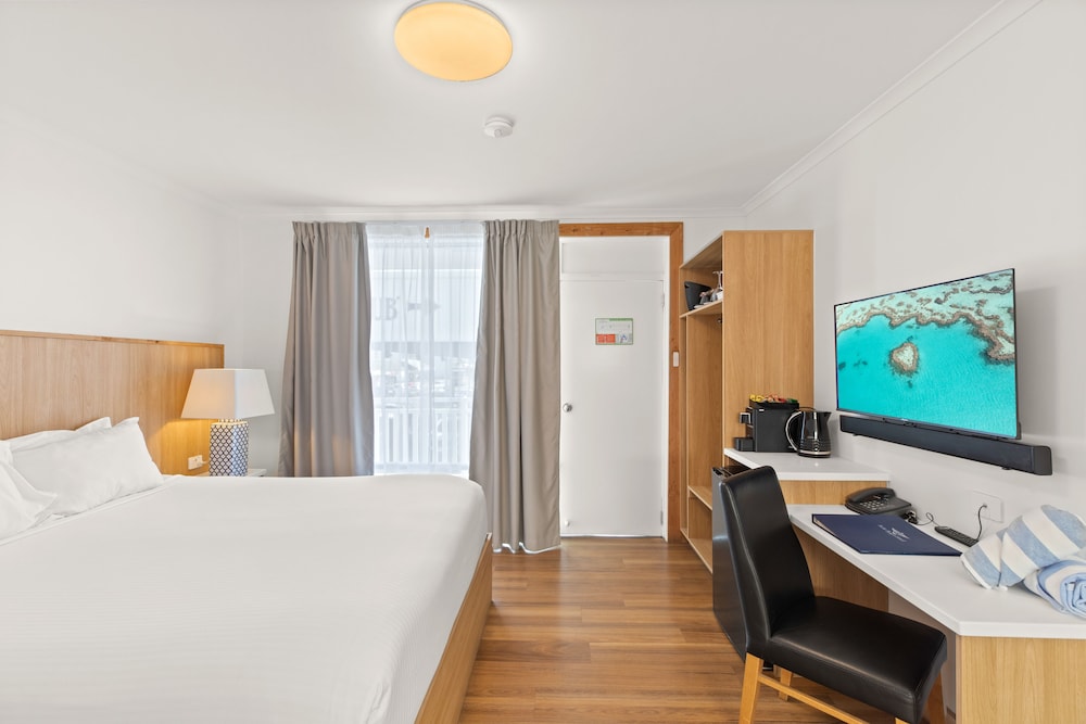 AIRLIE BEACH HOTEL 20/70