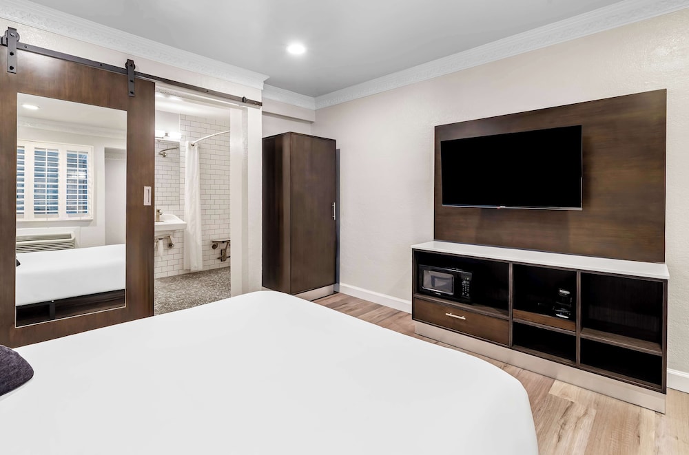 ROOM, QUEEN BED, ACCESSIBLE