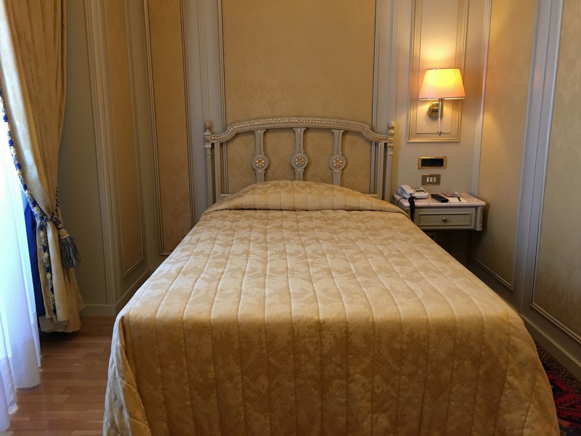 ROOM, SINGLE