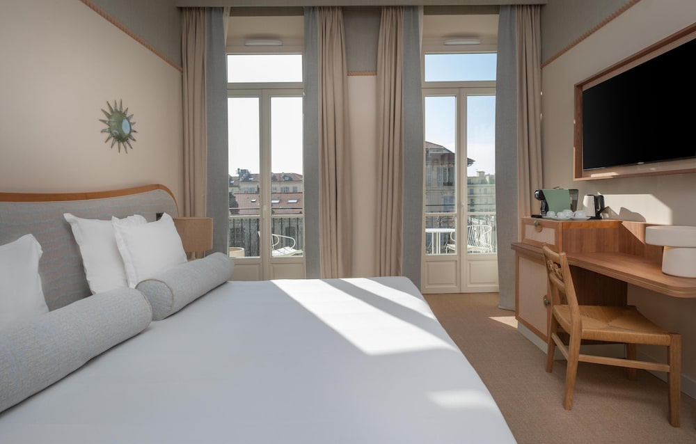 EXECUTIVE, DOUBLE OR TWIN BED