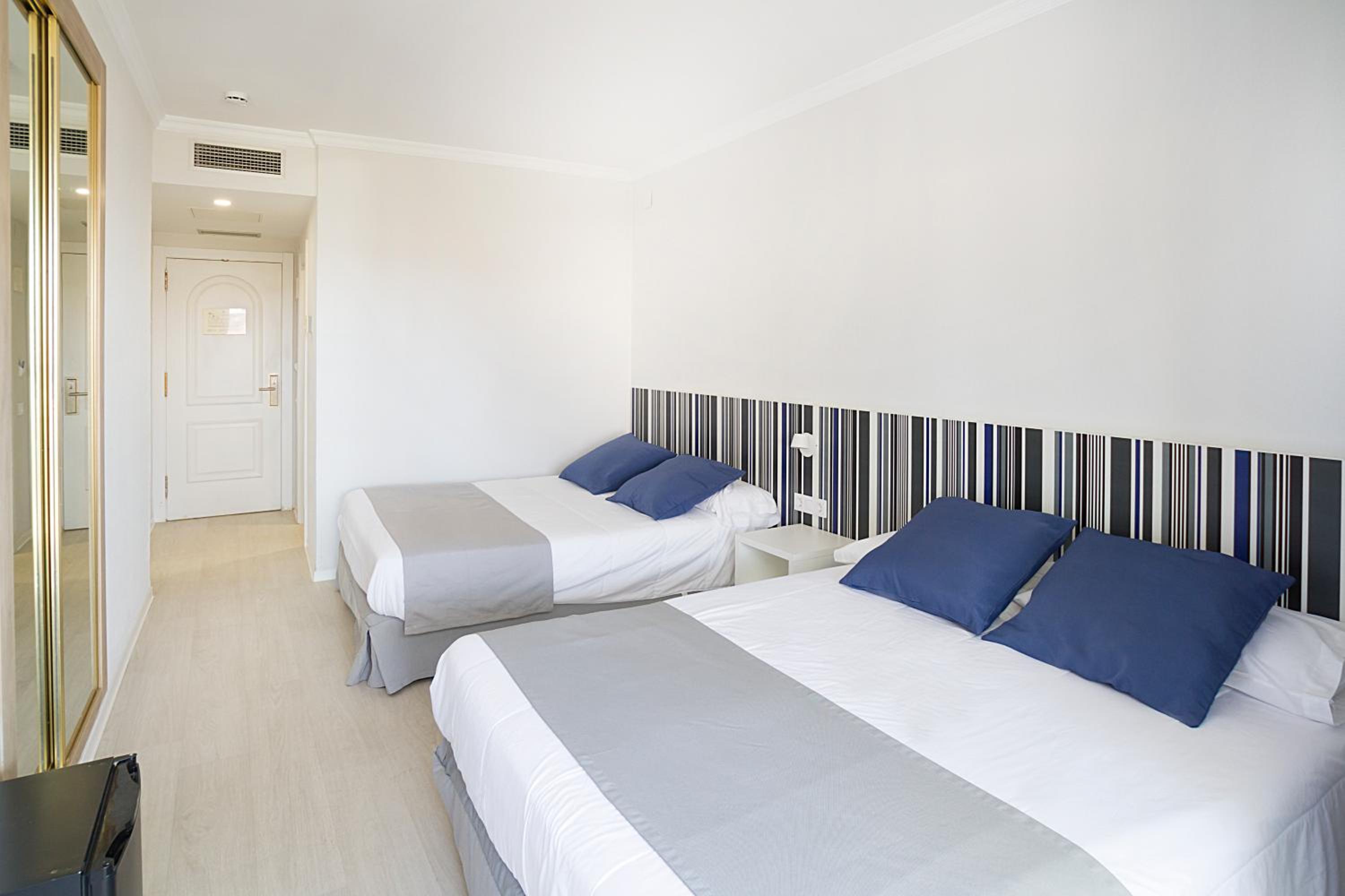 Room, Quadruple