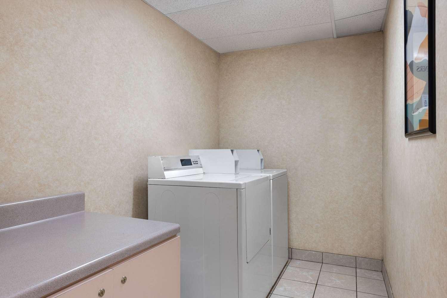 Days Inn & Suites By Wyndham Kansas City South 3/43