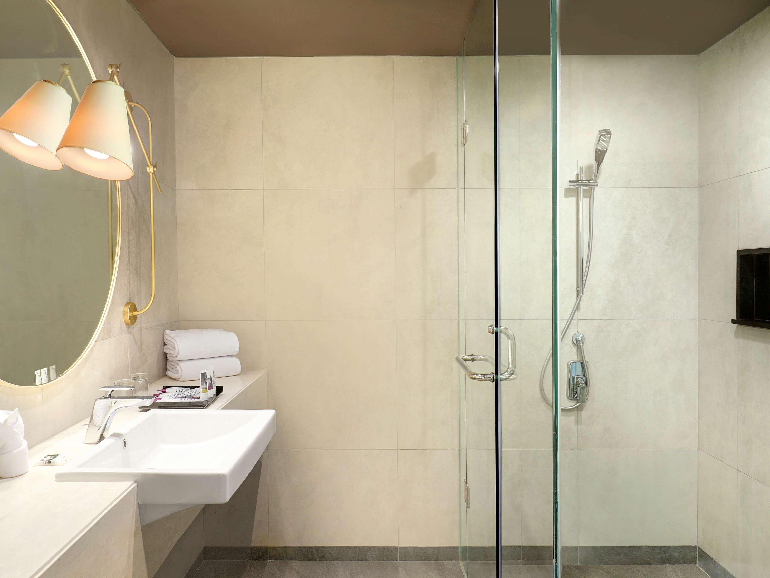 Deluxe, King Bed, Mercure Makassar Nexa Pettarani 3/3