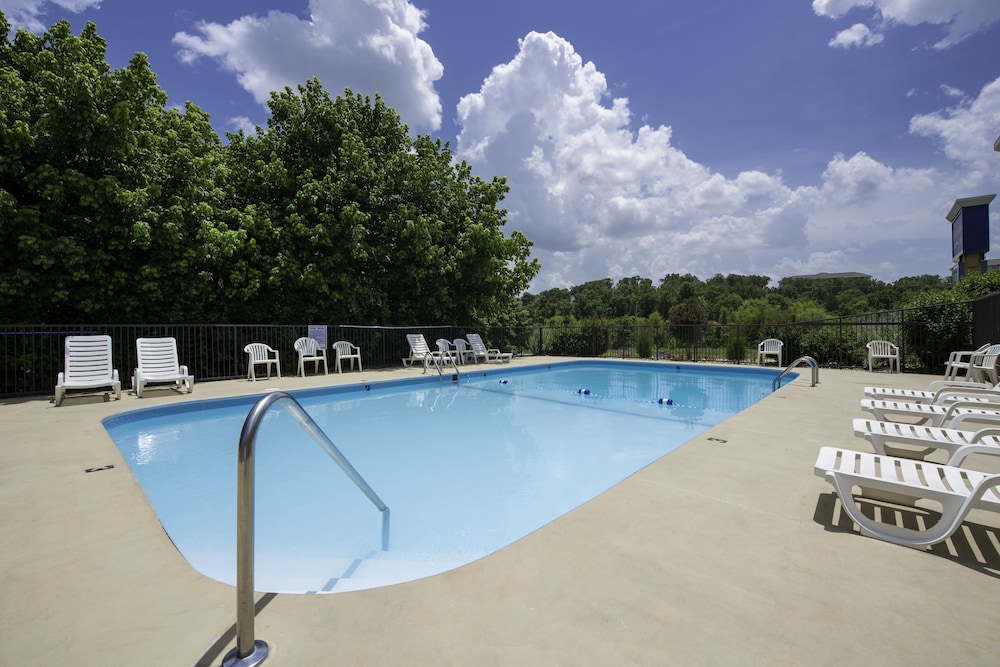 Brookwood Inn 44/46