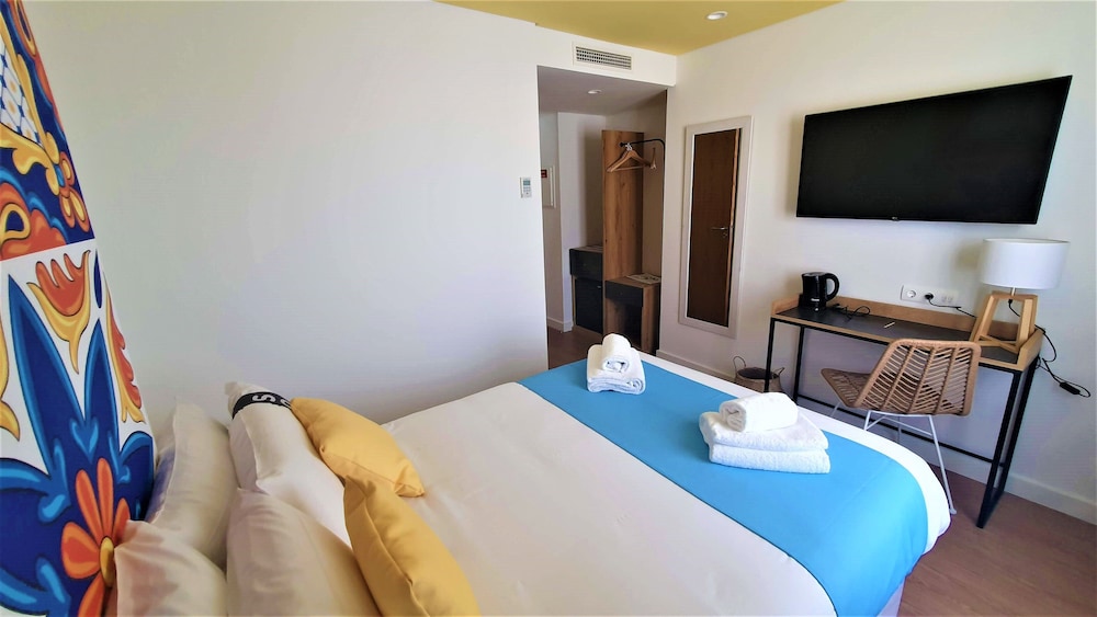 ROOM, SINGLE, DOUBLE BED