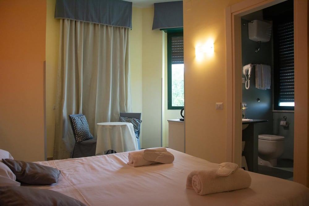ROOM, SINGLE