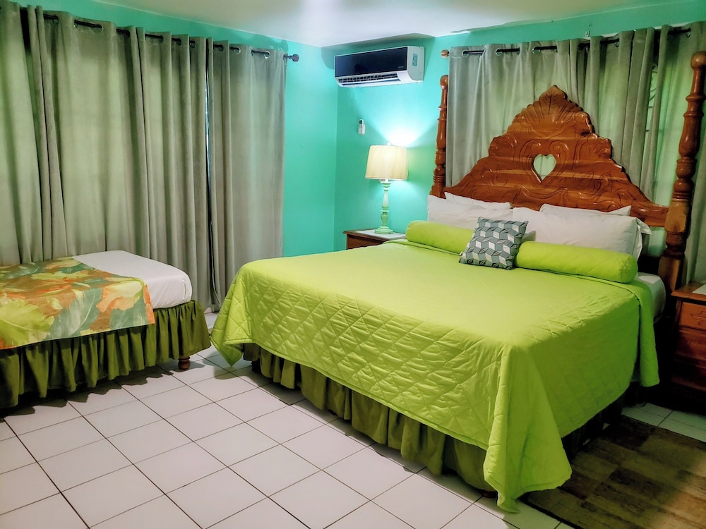 Standard, 1 King and 1 Single Beds, Pool Access، Pinkhibiscus Guest House 8/10