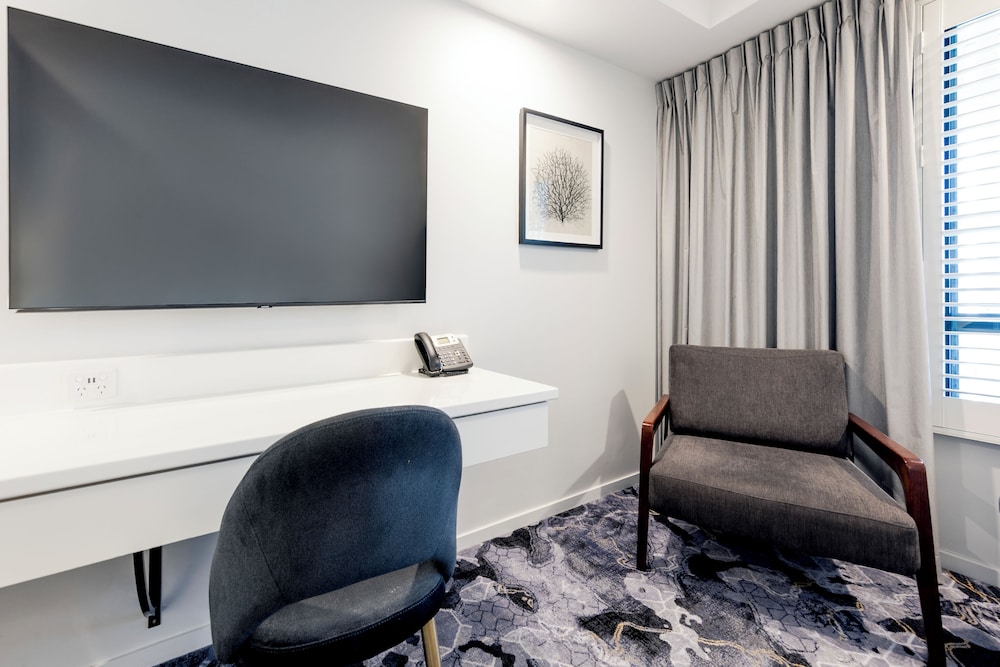 KINGSFORD SMITH MOTEL 38/44