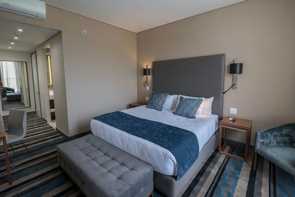 Mayfair Hotel 4/47