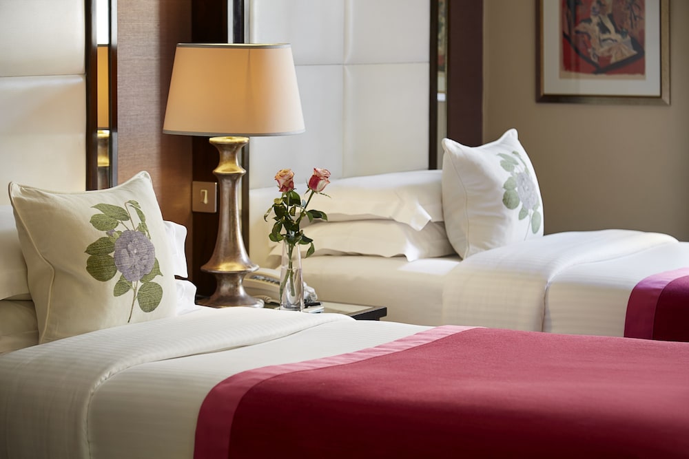 THE MANDEVILLE HOTEL 26/62