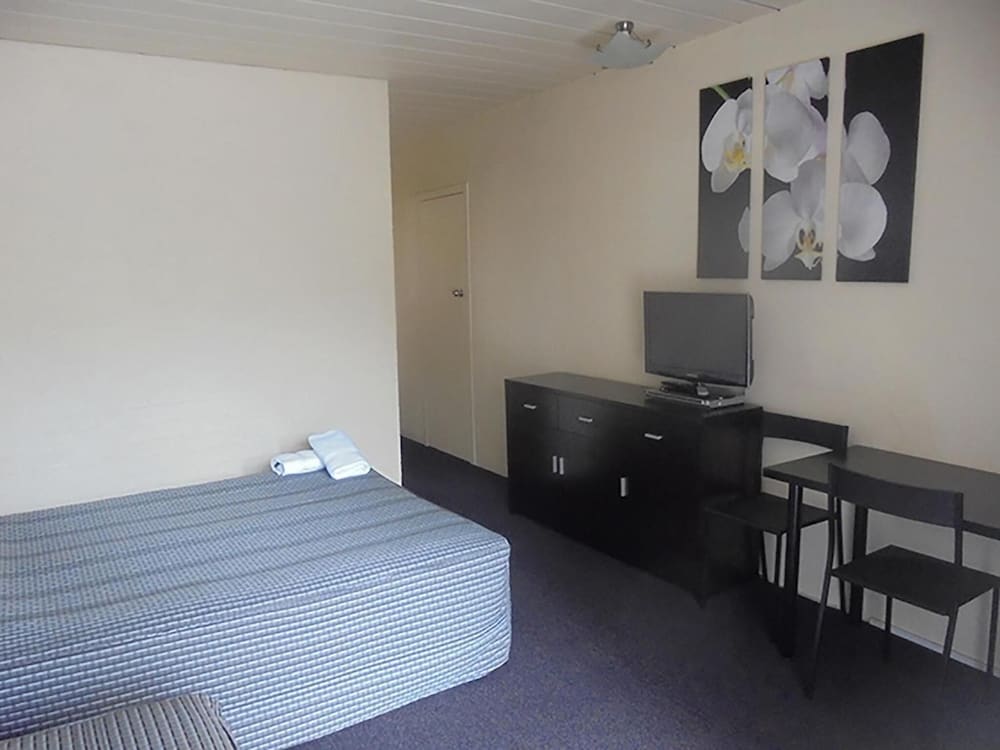 RIVERBANK PARK MOTEL 21/63