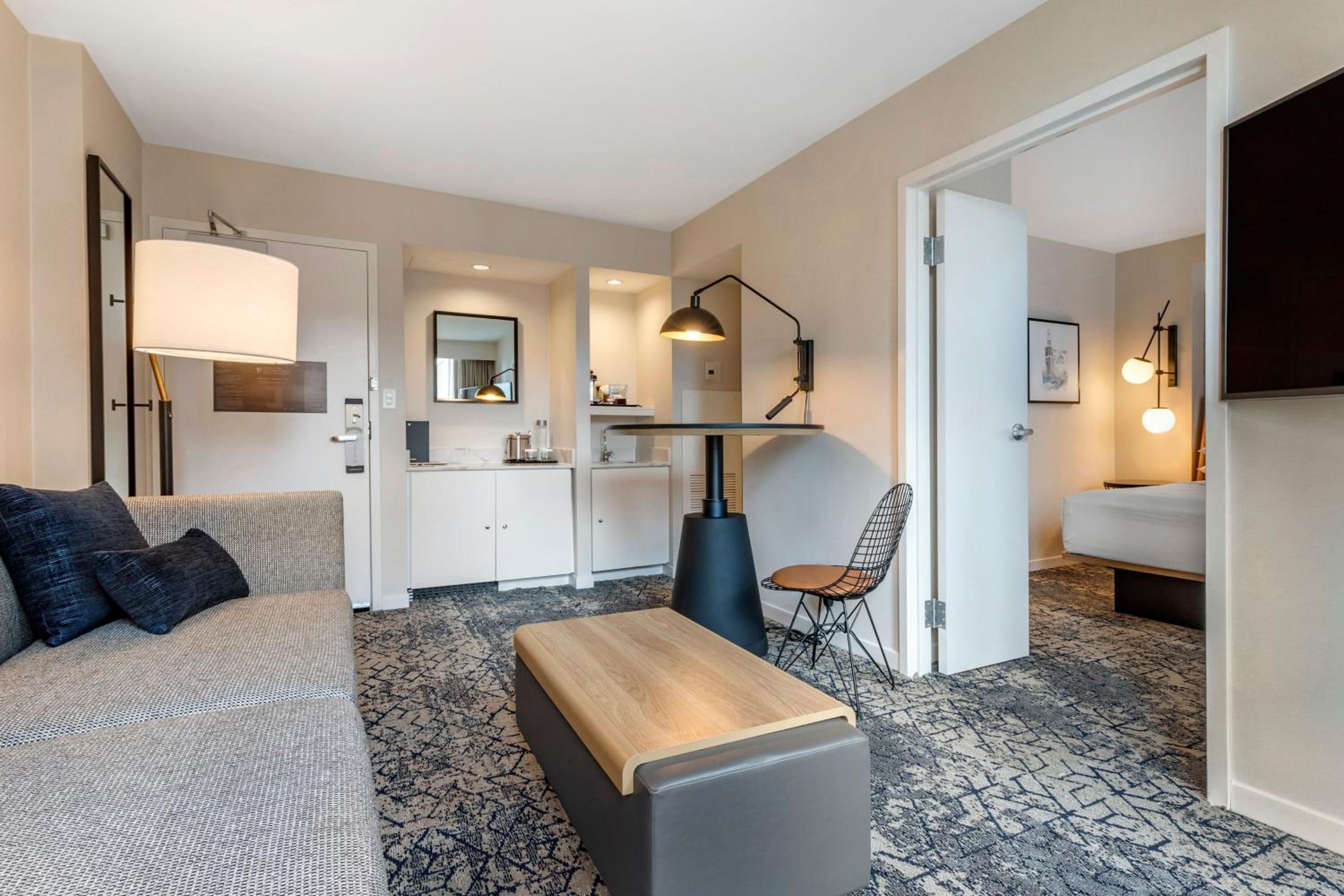 1 Bedroom, Suite, King Bed, Sofa, Club Floor، Sheraton Suites Old Town Alexandria 8/8