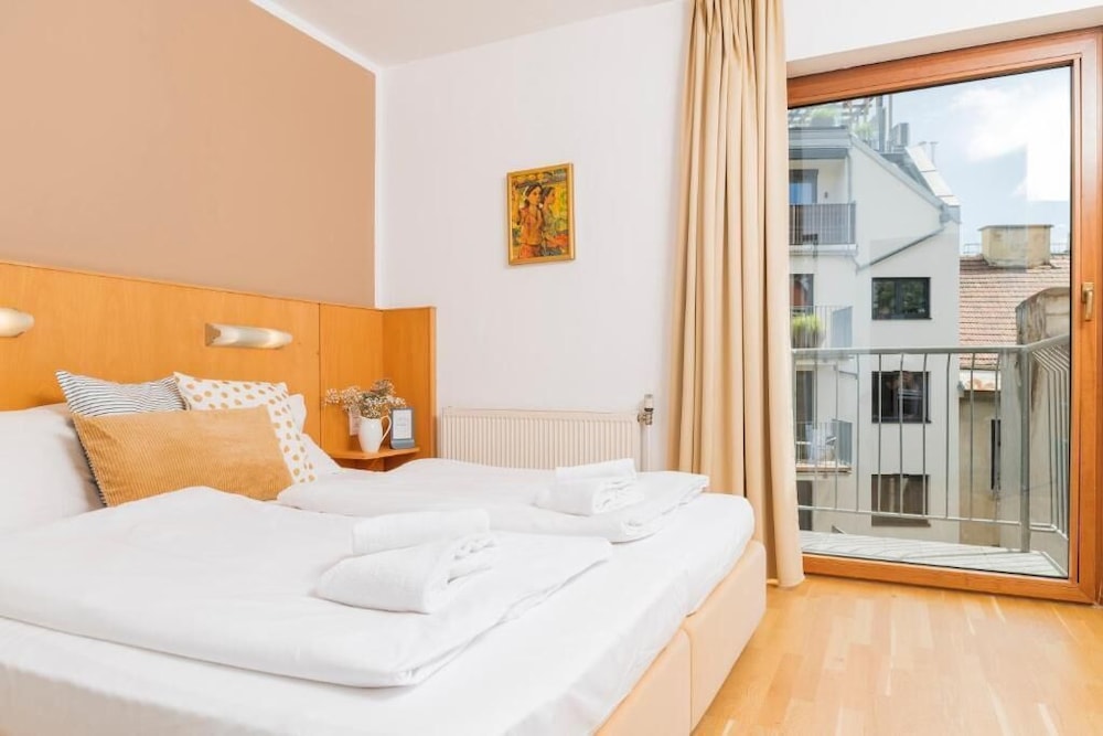 ROOM, QUEEN BED