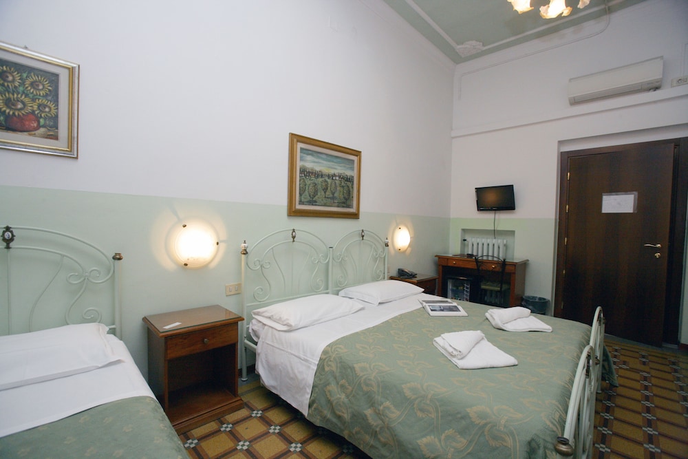 Hotel Desiree 11/62