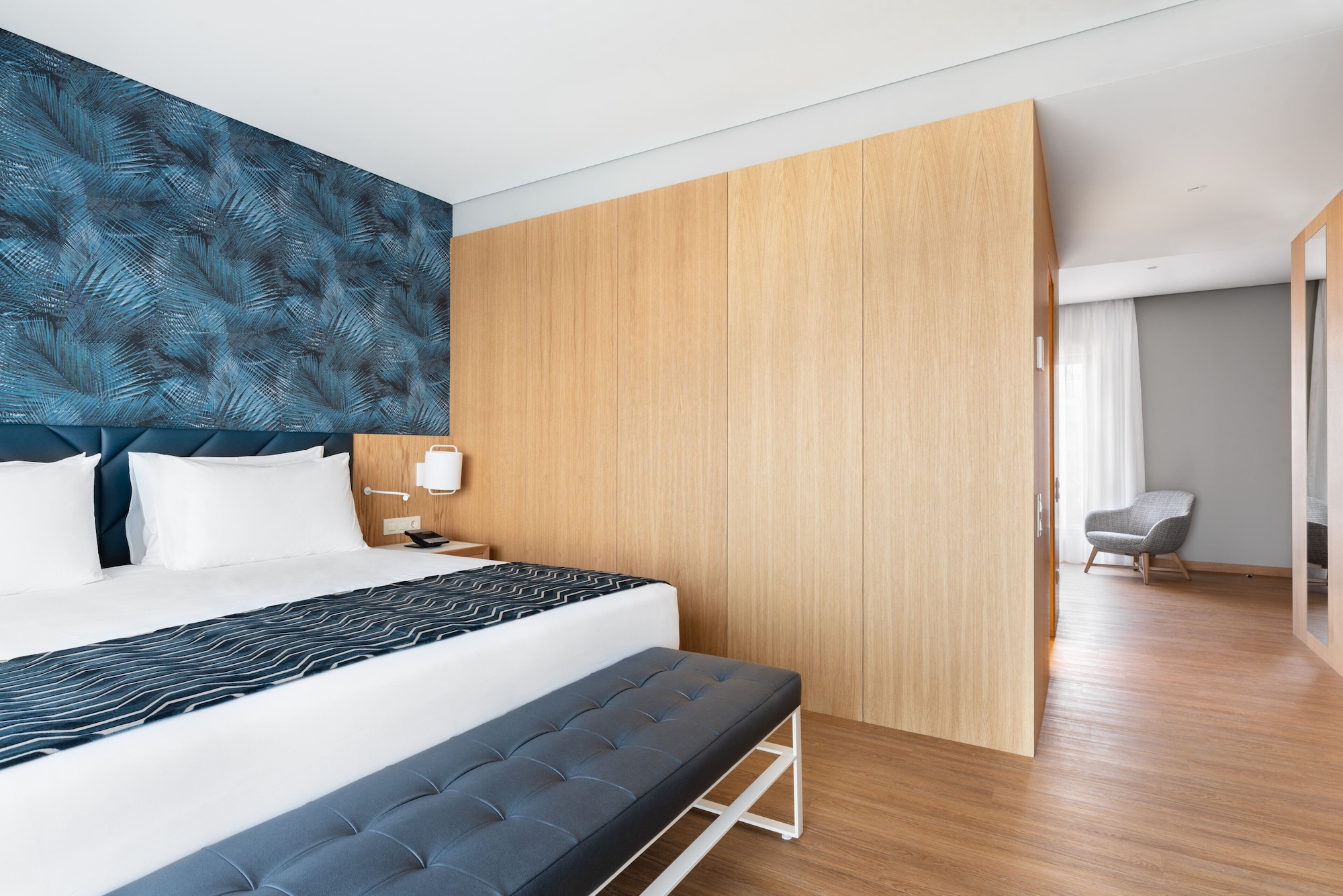 غرفة جونيور ثلاثية بسرير مزدوج مع أريكة