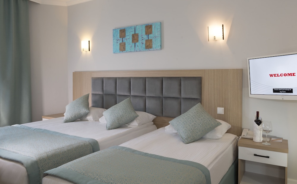Adonis Hotel 12/50