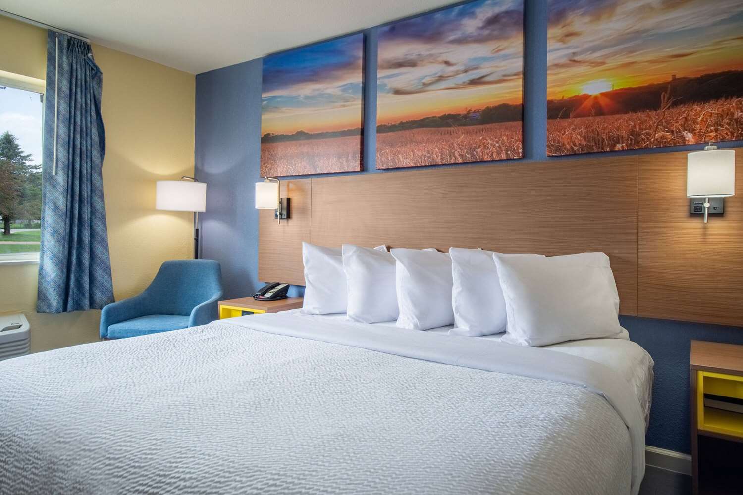 Days Inn by Wyndham Evansdale Waterloo 12/40