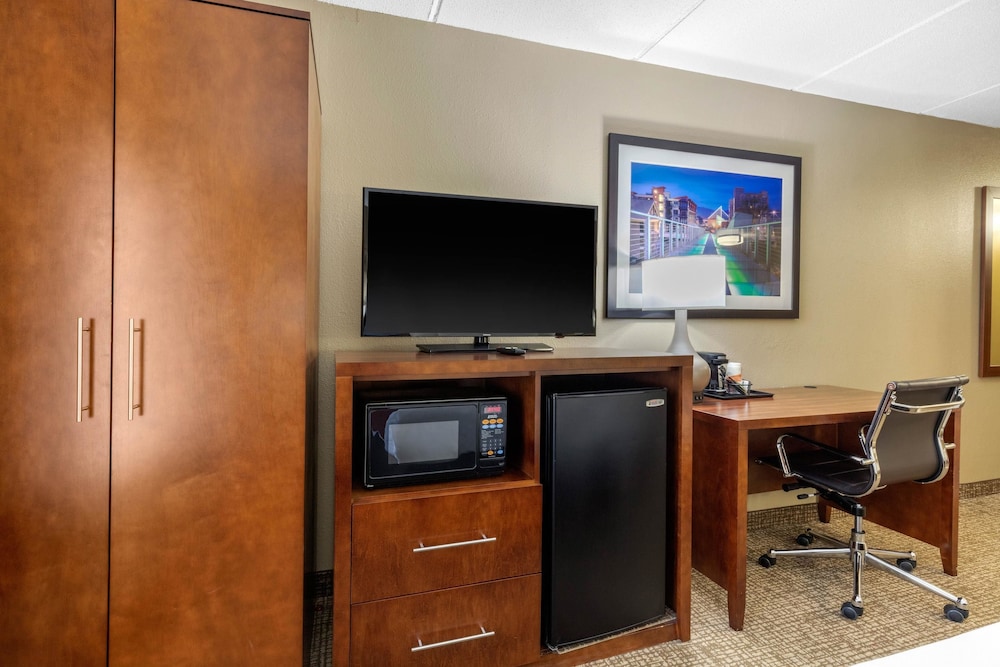 Comfort Inn & Suites Hamilton Place 38/39
