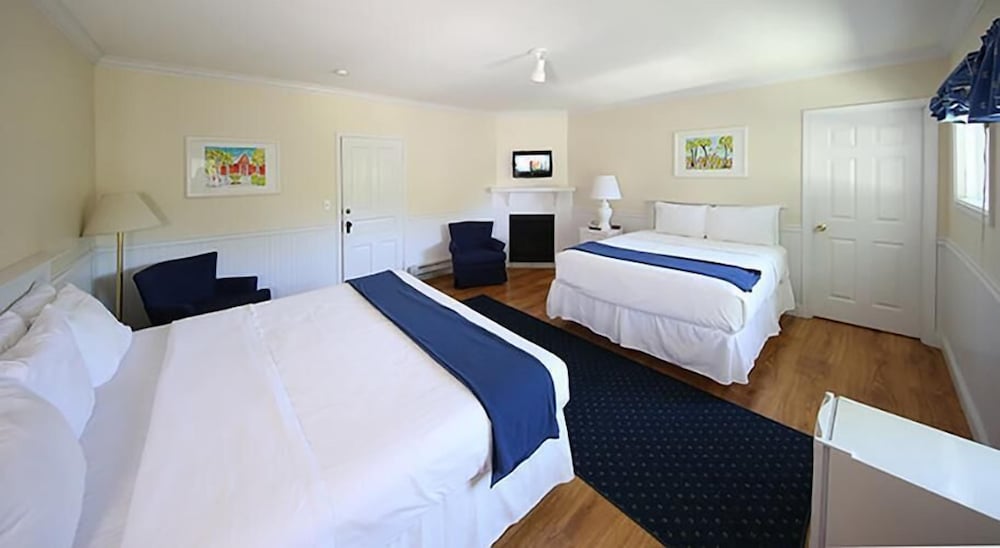 Colonial Inn in Harbor Springs 23/57