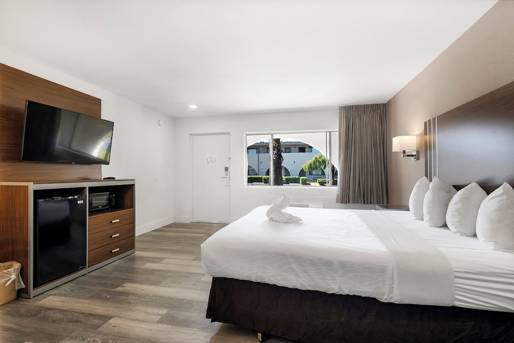 STANDARD, KING BED
