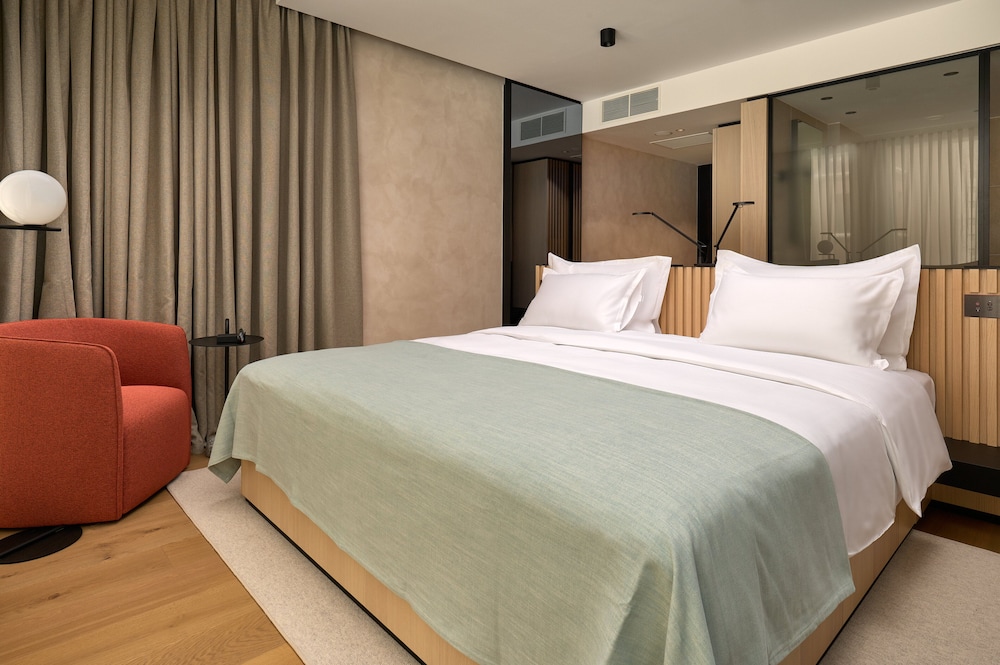 SUPERIOR, DOUBLE BED, STREET VIEW