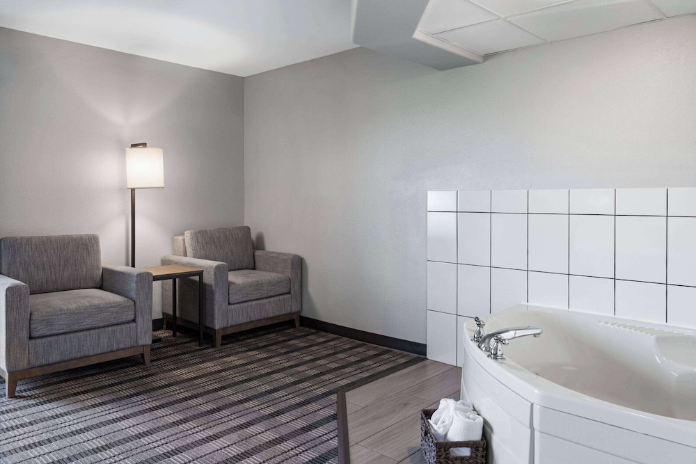 AmericInn by Wyndham Beaver Dam 43/60