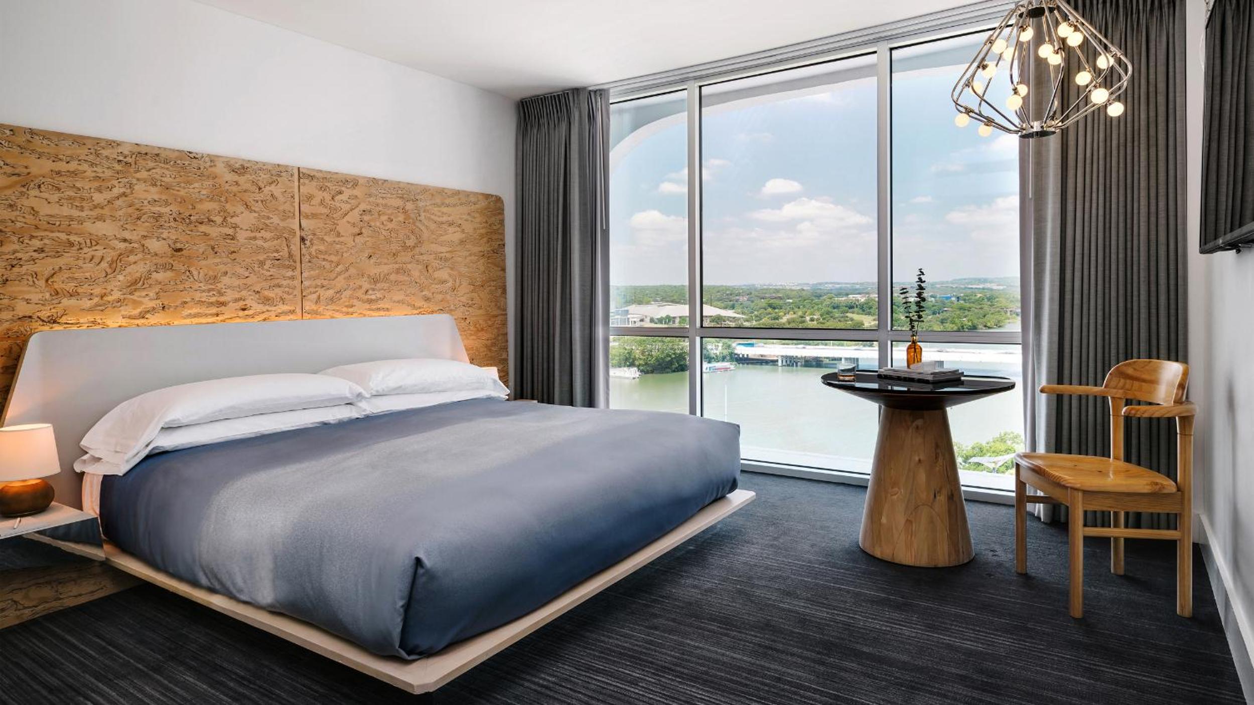 Suite, Queen Bed, Lake Side، The Line Austin 2/5