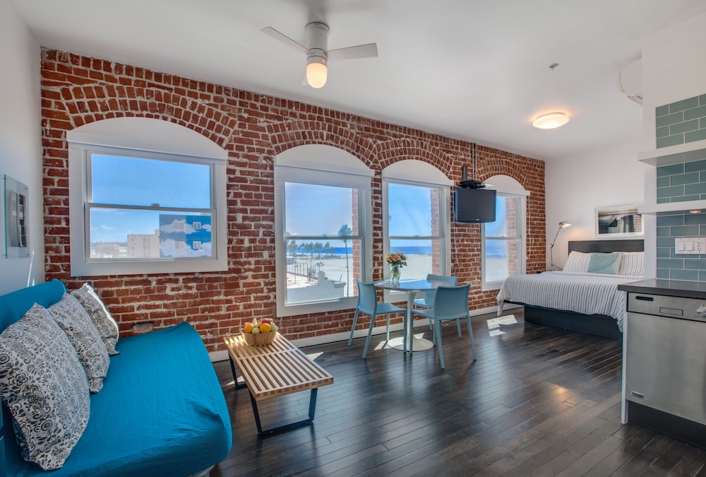 Venice Breeze Suites 36/54