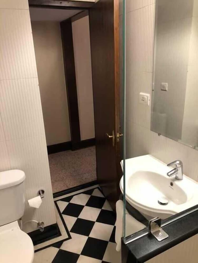BROADWAY HOTEL 21/25