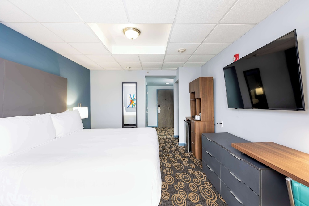 ROOM, KING BED