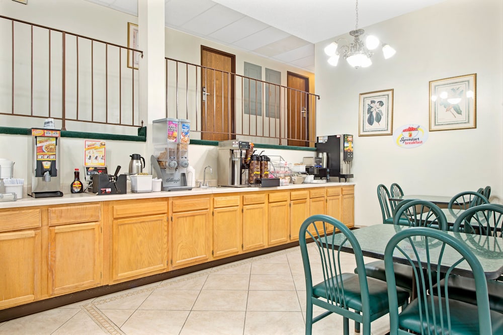 Super 8 by Wyndham Eureka/Six Flags Nearby 5/19