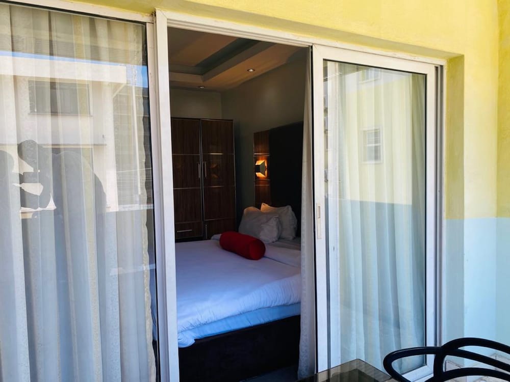 Glee Hotel 6/48