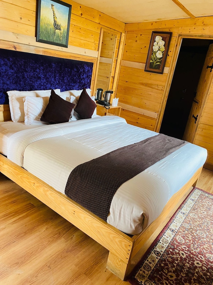 PINE, COTTAGE, 2 DOUBLE BEDS
