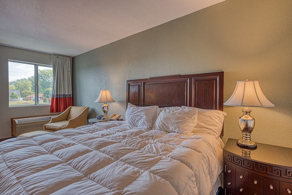Senior, Queen Bed