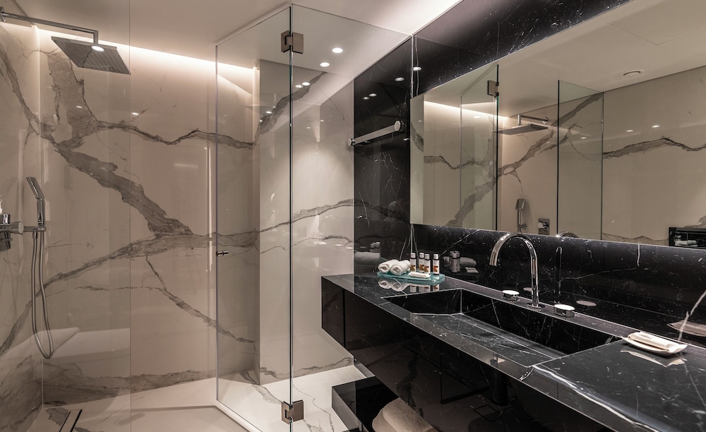 NJV Athens Plaza 74/75