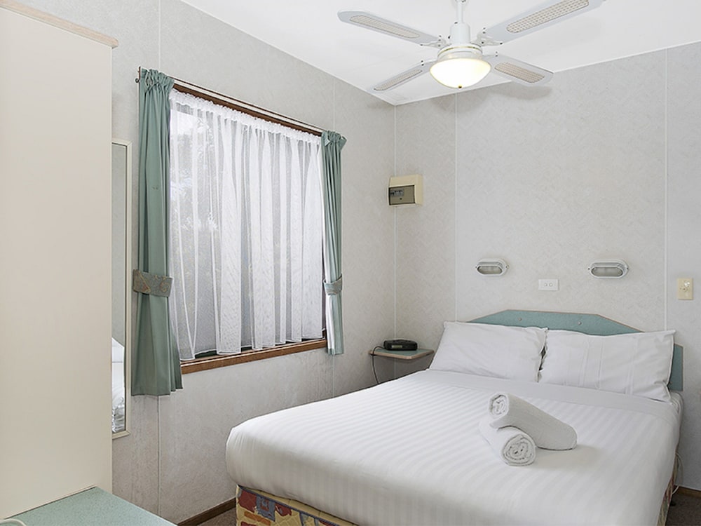 PORTLAND HOLIDAY VILLAGE 11/50