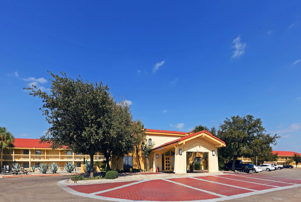 Super 8 by Wyndham Eagle Pass 3/41
