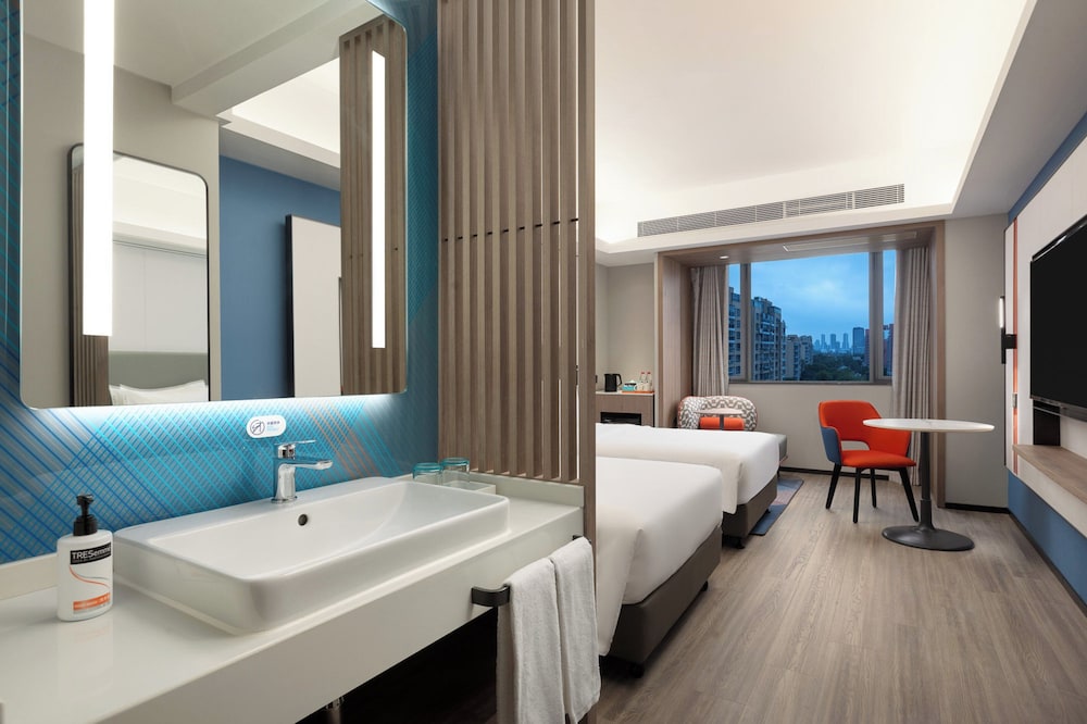 Holiday Inn Express Shanghai Gumei 55/56