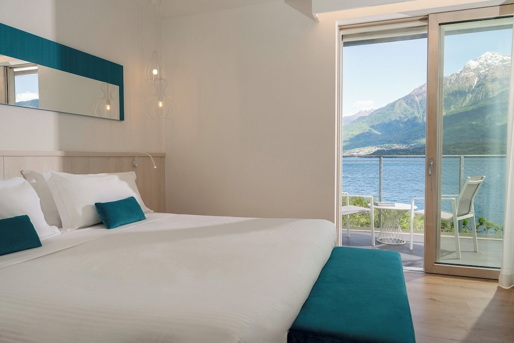 Club, Queen Bed, Partial Lake View
