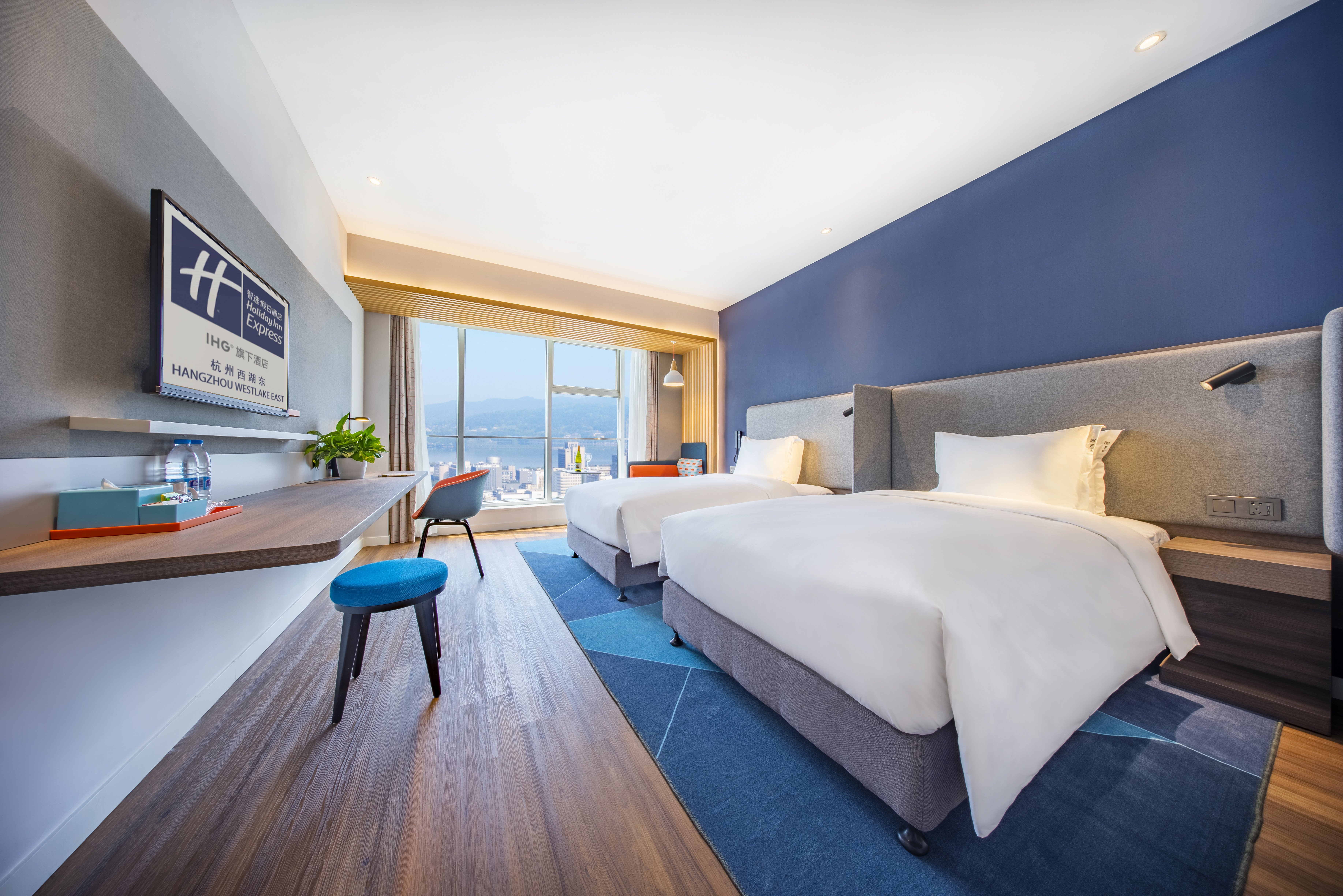 Feature, Twin Beds, Lake View